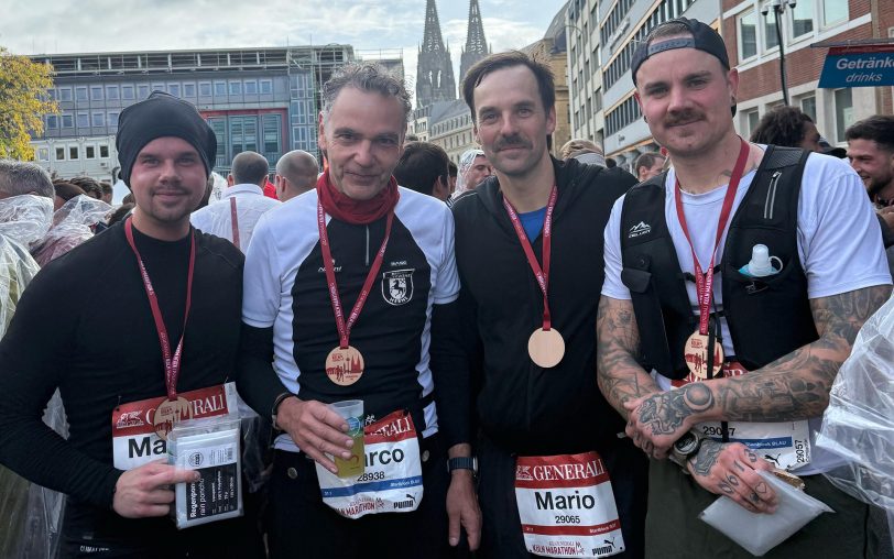 Die Herner Feuerwehr war mit mehreren Leuten beim Köln Marathon am Sonntag (5.10.2025) dabei. Die Teilnehmer (v.li.) Mario Urbasik, Feuerwehr-Chef Marco Diesing, Mario Lassotta und Constantin Claes nahmen am Halbmarathon teil.