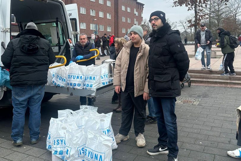 Passend zur Ramadan-Aktion spendeten Mitglieder der Islamischen Gemeinde Röhlinghausen 60 Lebensmitteltüten den Menschen, die den DRK-Suppenbus besuchten.