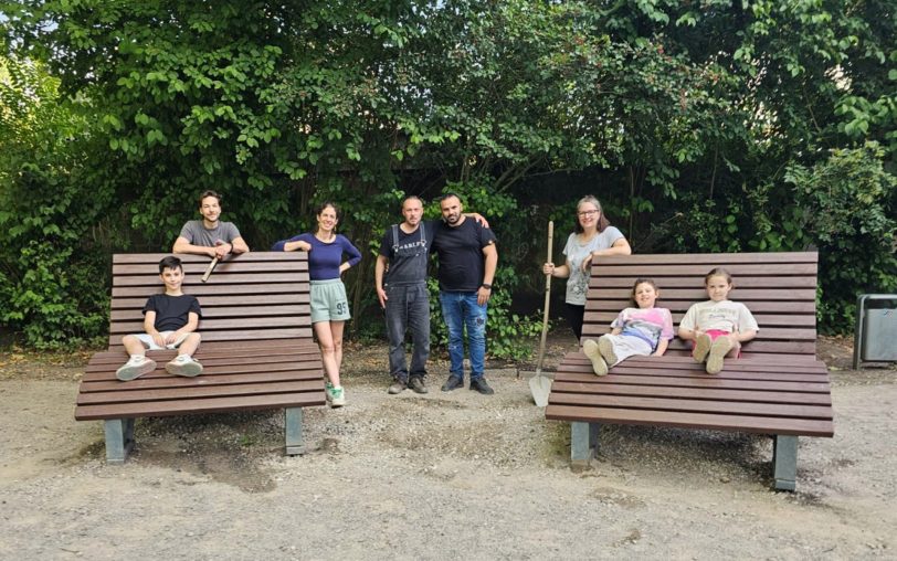 Neue Sitzliegen an der Max-Wiethoff-Grundschule: Förderverein und Sponsoren ermöglichen die Anschaffung. Im Bild neben den Kindern (v.li.): Stefan Kippelt, Damaris Dünwald, Cüneyt Temizsoy, Badre-Dine El Quanjli und Katharina Recksick.