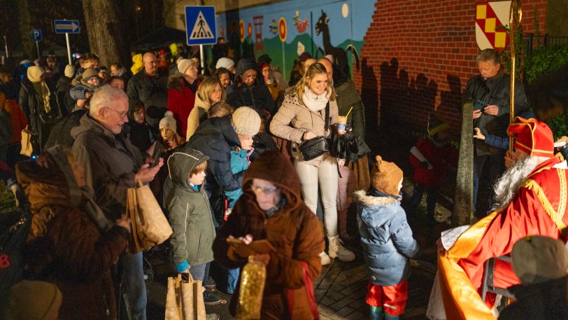 Der Nikolaus kam zum traditionellen Mond-Weihnachtsmarkt der Mondritterschaft Wanne-Eickel wieder über den Kanal angeschippert. Dezember 2024.