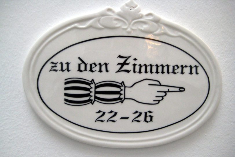 Zu den Zimmern.