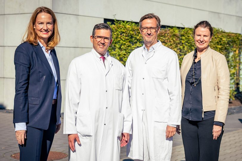 Die Ärztliche Leitung des Marien Hospital Herne: Prof. Dr. Ulrich Frey (2. v. l.) und Prof. Dr. Timm Westhoff (2. v. r.) mit den Geschäftsführerinnen der St. Elisabeth Gruppe – Katholische Kliniken Rhein-Ruhr, Dr. Sabine Edlinger (r.) und Sabine Lauer (l.).