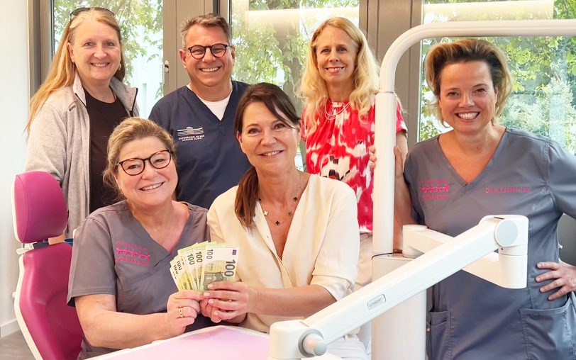 5.000 Euro Spende vom Haranni Dental Zentrum für Ruhrwerk-Projekte: (v.li.) Cornelia Lengert-Scholz (Ruhrwerk), Dr. Petra Hinz, Dr. Ingo Paeske, Cordula Klinger-Bischof (Ruhrwerk Vorsitzende), Kerstin Zulechner (Ruhrwerk) und Dr. Kathrin Paeske-Hinz.