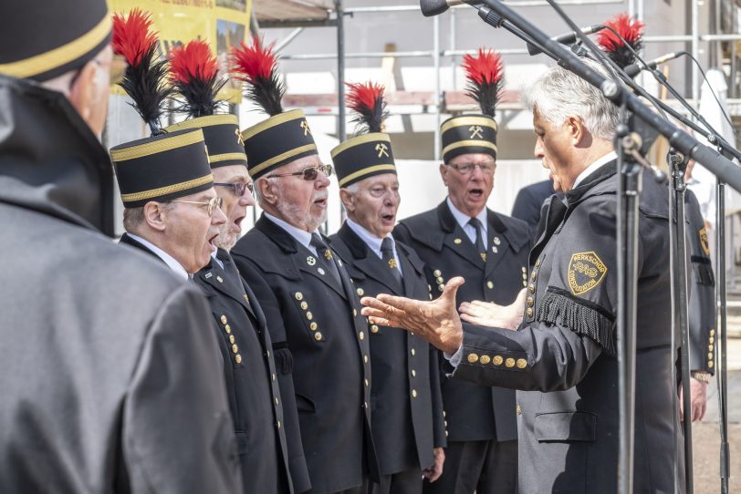 Grundsteinlegung für das Albert-Schweitzer-Carreé in Röhlinghausen: Werkschor Consolidation der Ruhrkohle AG.