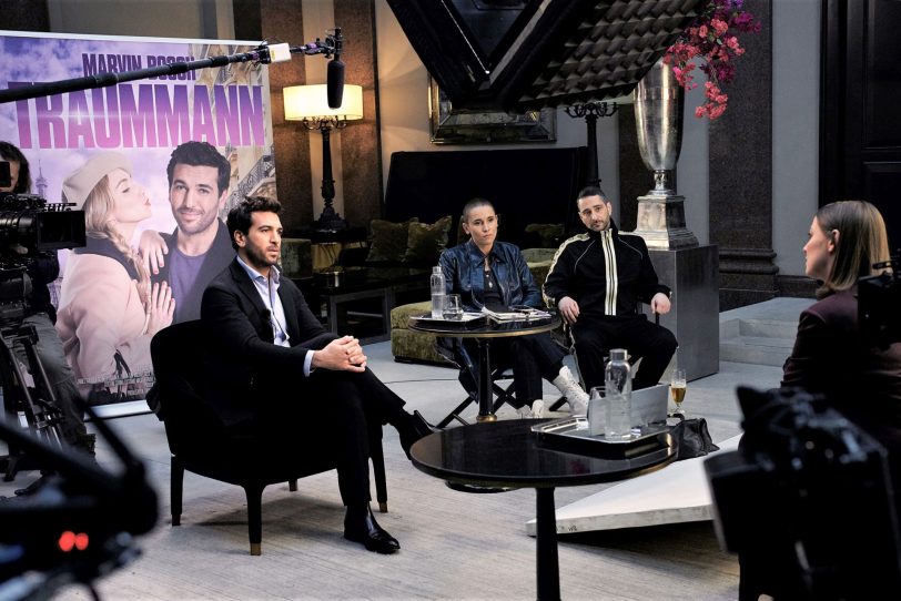 Filmstar Marvin (Elyas M'Barek) im Interview mit Boulevardjournalistin Bettina Bamberger (Alexandra Maria Lara, r.). Seinen Freunden Sammy (Peri Baumeister) und Hakan (Denis Moschitto) schwant Übles.
