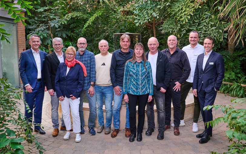 Die anwesenden 40-jährigen Dienstjubilare zusammen mit Bogestra-Vorstand Jörg Filter (li.), Martina Rudowitz (Bürgermeisterin Stadt Gelsenkirchen, 3.v.l.), Betriebsratsvorsitzender Kevin Miers (2.v.r.) und Bogestra-Vorstand Dr. Thomas Schaffer (r.)