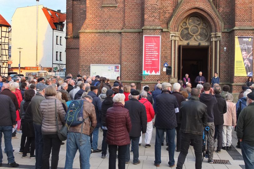 Ökumenischer Open-Air-Friedensgottesdienst vor der Kreuzkirche - gegen Fremdenhass und Ausgrenzung.