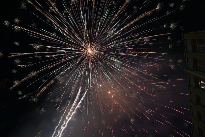 Das Eröffnungsfeuerwerk der Cranger Kirmes 2024, aufgenommen vom Abschussplatz am Westhafen.