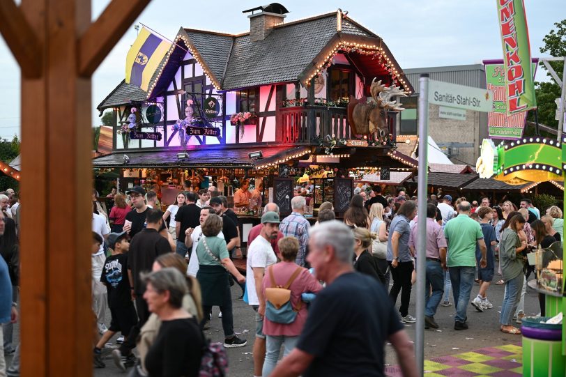 Imbiss & Ausschank Zum Ritter Riesenrad Jupiter, Kettenkarussel Wellenflug Blick auf die Cranger Kirmes von der Rathausstraße aus. Im Bild Riesenrad Jupiter, Hochfahrbetrieb Evolution sowie der Turm vom Hochfahrbetrieb Hangover The Tower