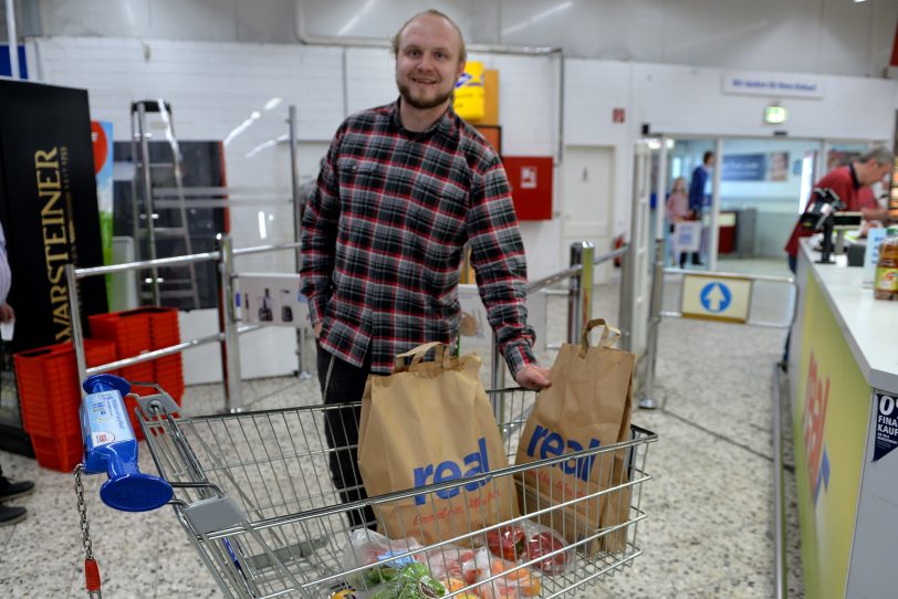 Der Lebensmittelretter Stefan Schmidt mit zwei Portionen, die er vor der Tonne gerettet hat.