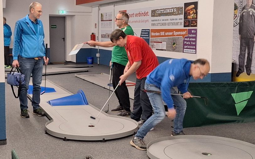 Patrick Knoll (in rot) ging im Sauerland beim Indoorcup an den Start.