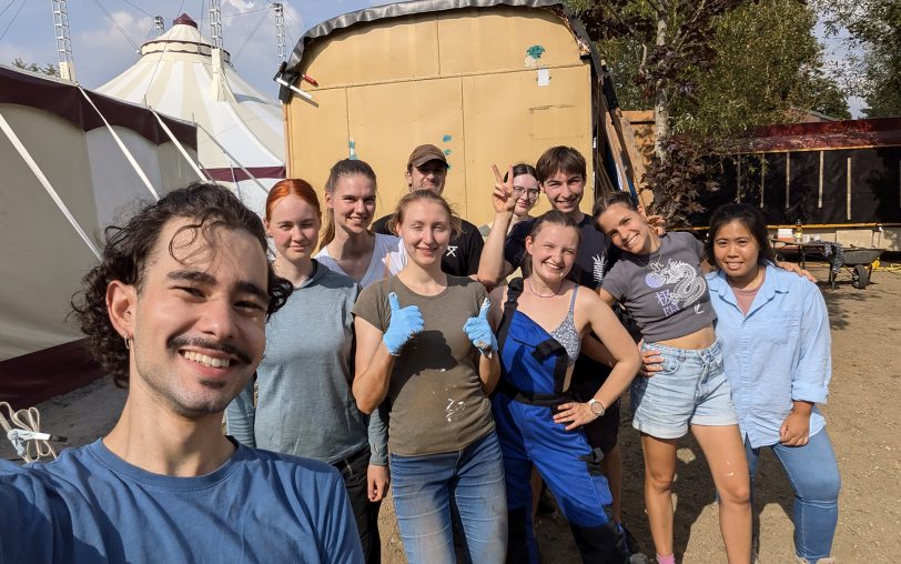 Ein Selfie und gute Stimmung: Die Truppe der Helfer freut sich über die Hilfe, die sie anbieten können.