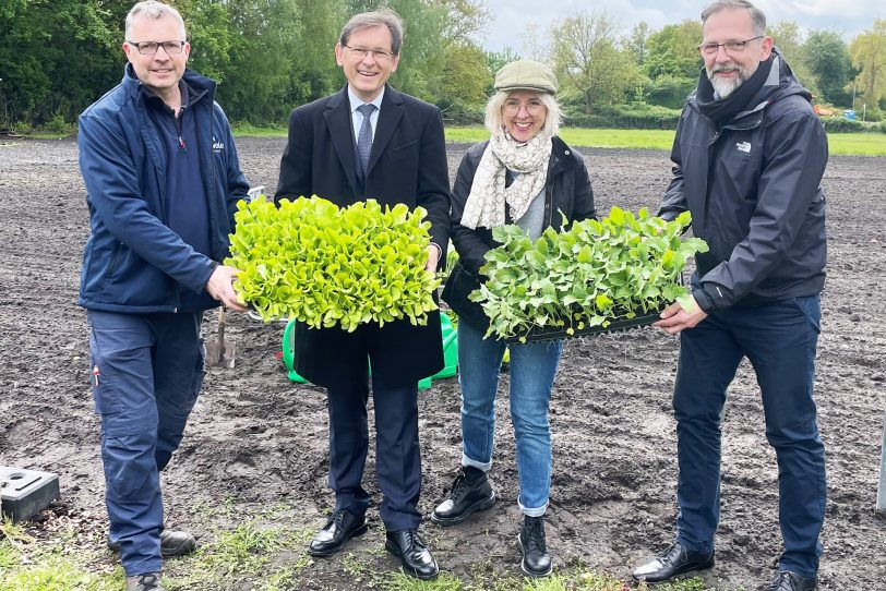 Von den Vorarbeiten für die Mietgärten überzeugten sich Oberbürgermeister Dr. Frank Dudda (2. von li.), der wewole-Vorstand Anne Krüger und Florian Adamek (re.) sowie Jörn Greining, Leiter des „Grünen Bereiches“ der wewole STIFTUNG.