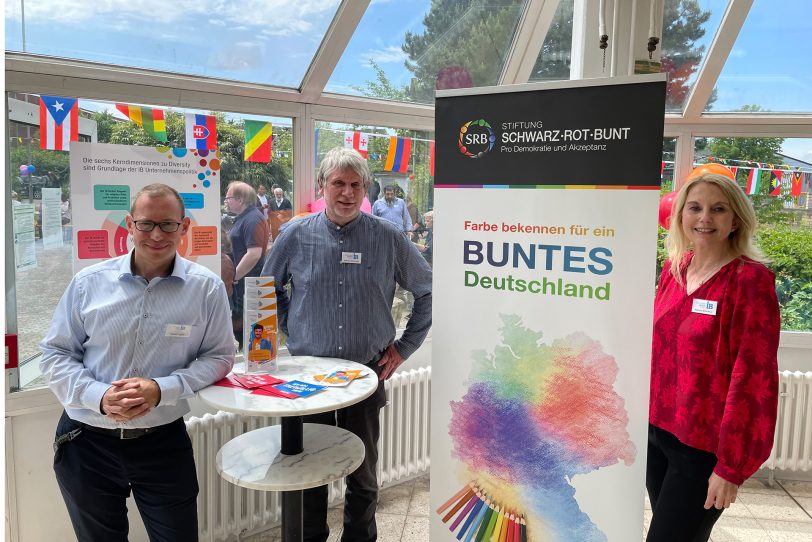 Sommerfest der Kulturen vom Internationalen Bund (IB) auf dem Gelände an der Roonstraße. Im Bild (v.li.) Daniel Lübke (IB), Andreas Helmecke (Betriebsleiter IB) und Melanie Brüchner (Marketing IB).