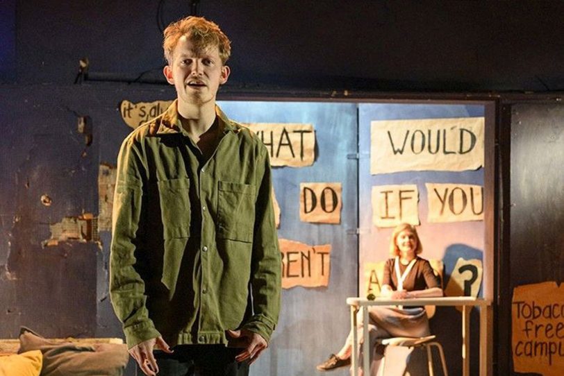 Winston Smith (Linus Scherz, vorn) wird von der Victory-Mitarbeiterin Julia (Anna Döing) aufs Genaueste befragt.