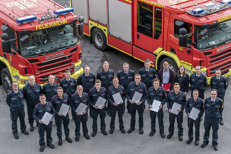 Die neuen Brandmeister mit den Kollegen.