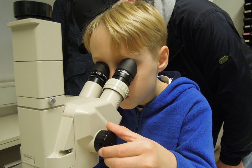 Justin (8) am Binokular der Biologischen Station: