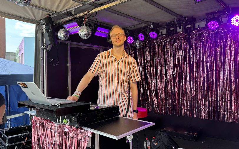 Hunderte Swifties stimmen sich auf das Konzert ein und machen Fotos, STEEL legt Musik auf.