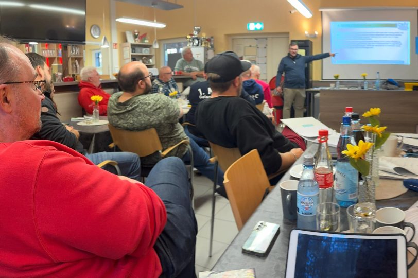 Aktive Minigolfer des Vereins MGC Rot-Weiß während der Ausbildung zum Schiedsrichter.