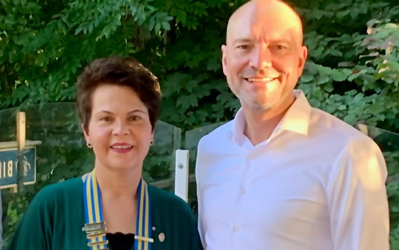 Thomas Bruns (re.) hat die Präsidentschaft vom Rotary Club Herne an Ursula Bien übergeben.