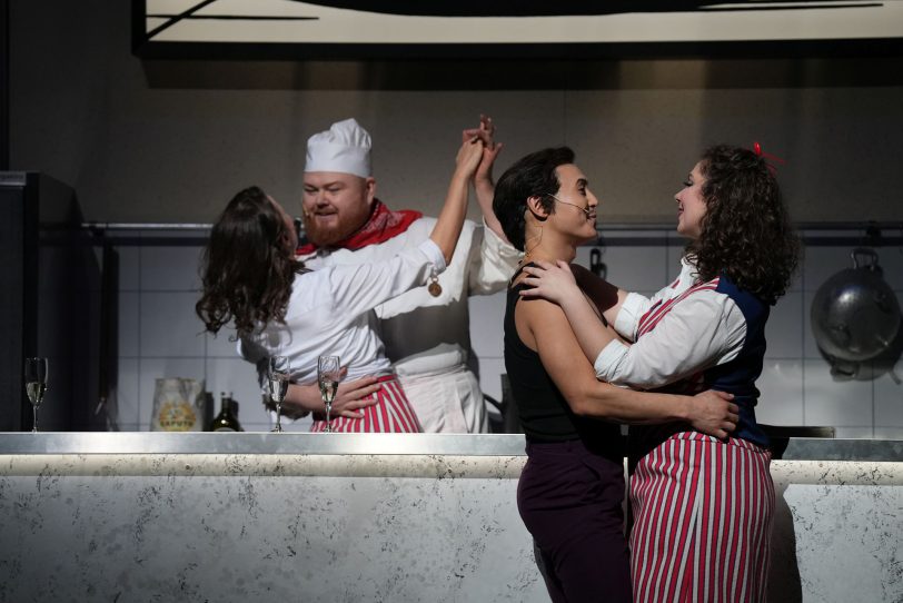 Ciboletta (Bele Kumberger) und Pappacoda (Martin Homrich) freuen sich des Lebens wie Caramello (Benjamin Lee) und Annina (Margot Genet).