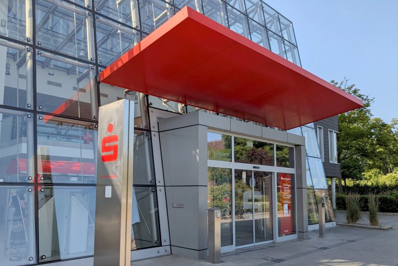 Hauptstelle der Herner Sparkasse von der Marktseite. Dieser Eingang bleibt während der Umbaumaßnahme geöffnet.