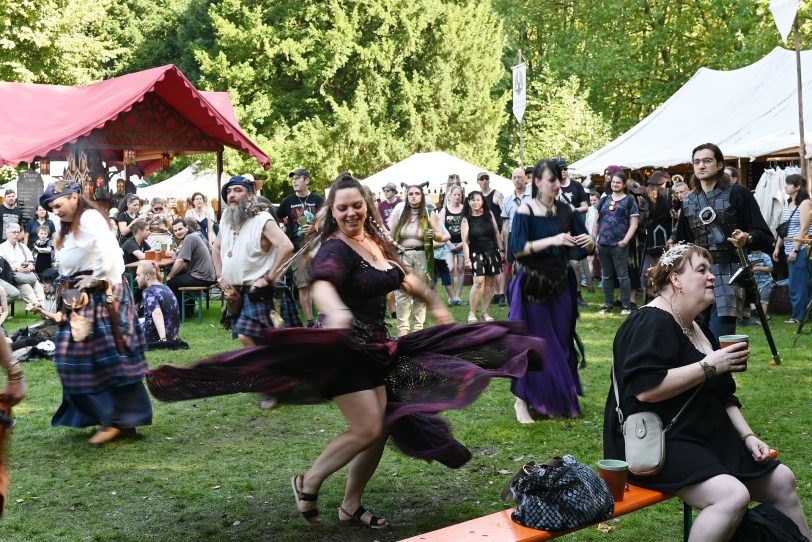 Trotz des warmen Wetters kamen viele Besucher in passender Kleidung, um zu sehen, was die Aussteller zu bieten haben.