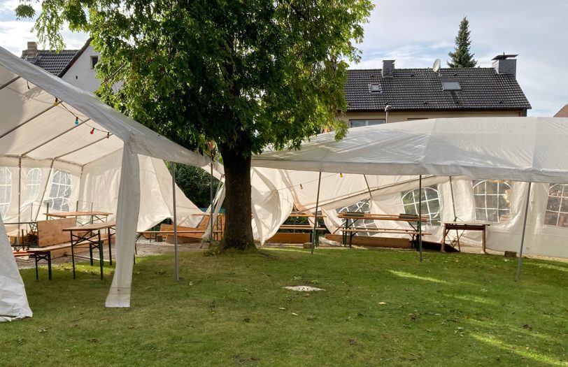 Trotz der Zerstörung kann das Fest stattfinden.