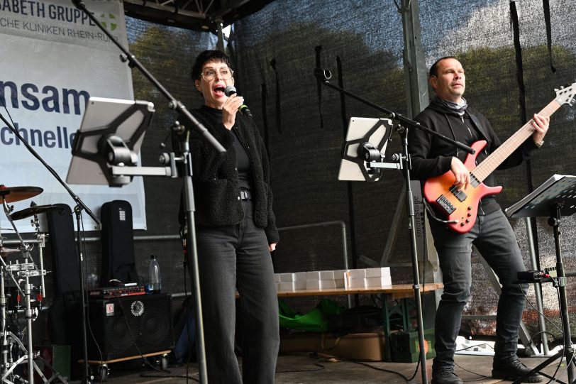 Eine Liveband unterhielt die Teilnehmer und Besucher mit Cover-Songs.
