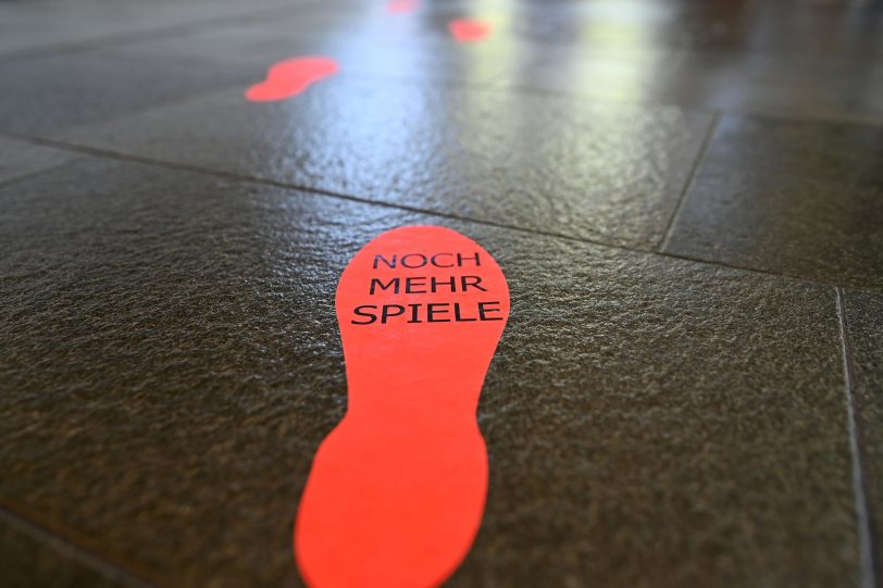 Fußspuren weisen den Weg ins Untergeschoss.