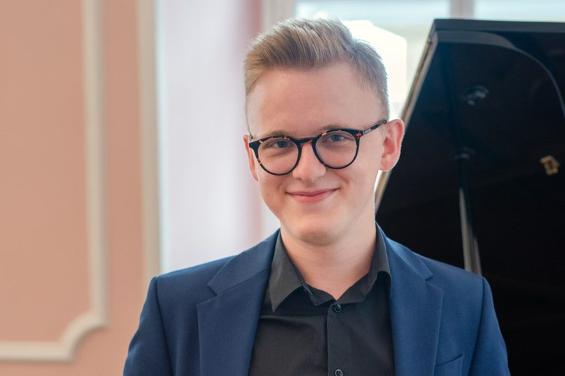Der Pianist Jan Čmejla tritt in Herne auf, er ist der aktuelle Preisträger des Bachwettbewerbs Leizpig 2025.