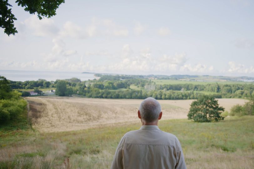 Bernd Elgeti zeigt Regisseur Christoph Eder den Caspar-David-Friedrich-Blick auf Göhren.