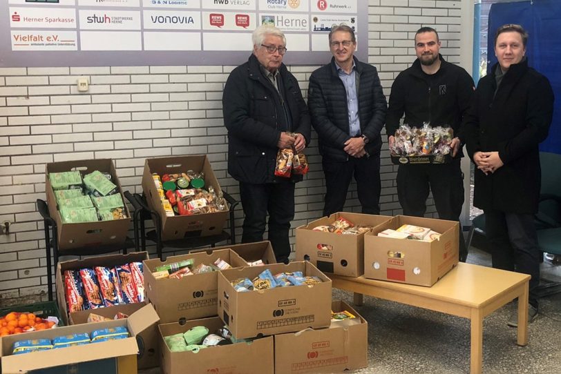 v.l. Heinz Huschenbeth (Tafel), Bernd Jost (CDU ), Lars Kröger (Koordinator der Aktion) und Jascha Hoppe (Junge Union).