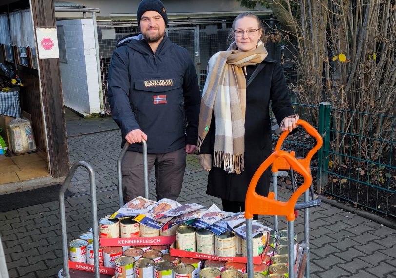 Lars Kröger und Annemarie Bröder von der Jungen Union überbrachten dem Tierheim im Dezember 2023 Futterspenden.