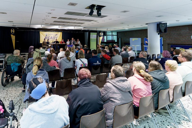 Der Aktivtag Sport und Inklusion 2025 brachte Menschen in der Aula des Pestalozzi-Gymnysiums zusammen – mit und ohne Behinderungen.