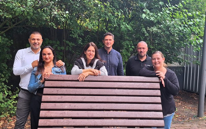 Packten gemeinsam an: (v.li.) Savci und Elif Celik (Tok Yat Bäckerei), Damaris Dünwald (Förderverein), Sebastian Reinhardt (Schulleiter), Cüneyt Temizsoy (KÜS-Prüfstelle Bochum) und Viktoria Rinke (Vorsitzende Förderverein).