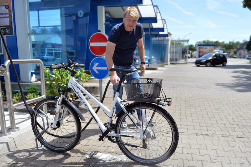 Klaus Peter Klaeser betreibt die erste stationäre Fahrrad-Waschstation im Land.
