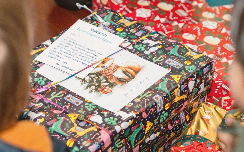 Die Geschenke erhielten noch Grußbotschaften zu Weihnachten.