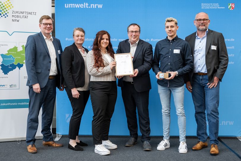 Freuen sich: Dirk Rogalla (HCR), Susanne Stegemann (Herne.Business), Melina Albrecht (Fachbereich Tiefbau und Verkehr), NRW-Verkehrsminister Oliver Krischer, Alexander Schierling (Fachbereich Tiefbau und Verkehr) und Peter Sternemann (Fachbereich Tiefbau und Verkehr).