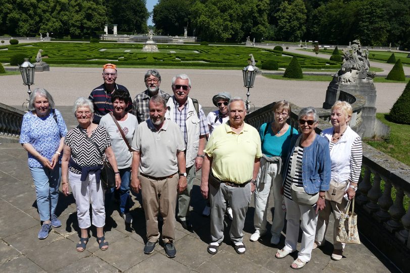 Eine Gruppe der Heimatfreunde vor der Gartenterrasse des Schlosses in Nordkirchen.
