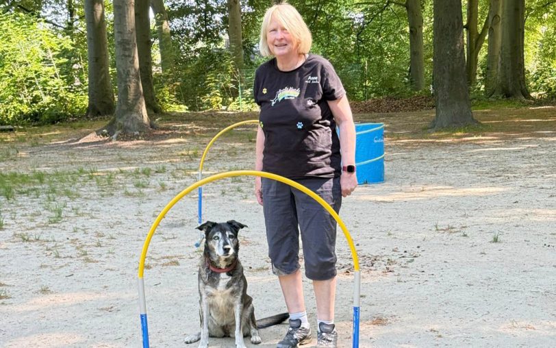Erfolgreich beim Hoopers-Turnier: Anne Meier von den Bunten Hunden Herne Mark mit Hündin Amba.