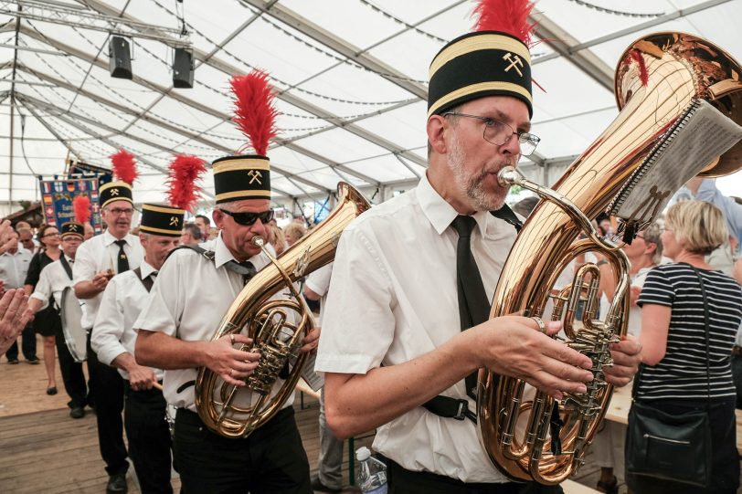 Die Eröffnung der 583.Cranger Kirmes fand bei sengender Hitze im Festzelt - Glück auf Crange - am Freitag (3.8.2018) statt. halloherne-Fotograf Robert Freise hat sich unter den Teilnehmern umgeschaut und diese Fotos mitgebracht.