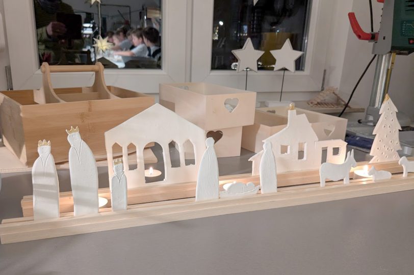 Zweitägiger Workshop in der Kreativwerkstatt &amp;amp;#039;Mondwerkstatt Wanne-Eickel&amp;amp;#039; von Inka Klein-Heidicker. Im Dezember 2025 erstellten elf Kinder im Alter von sieben bis elf Jahren ein Weihnachtsgeschenk: Eine Krippe aus Holz und einer Modelliermasse.