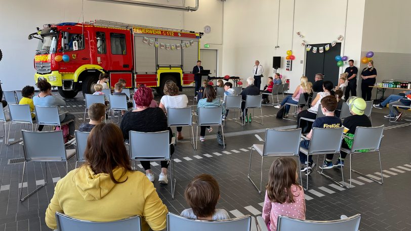 Gespannt hörten die Kinder unter anderem OB Frank Dudda zu.