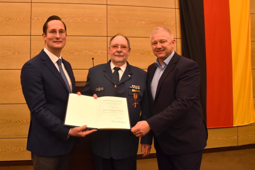 Friedhelm Kayß (m) wurde im Februar 2026 mit dem Verdienstkreuz am Bande des Verdienstordens der Bundesrepublik Deutschland ausgezeichnet.