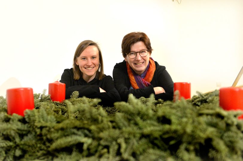 &amp;amp;amp;amp;amp;amp;amp;#039;Heiligabend nicht allein&amp;amp;amp;amp;amp;amp;amp;#039; 2025: v.l. Noemi Bruch, pädagogische Leiterin des CVJM, und Margret Springkämper, die Vorsitzende, in ihren Händen liegt die Organisation der Feier.