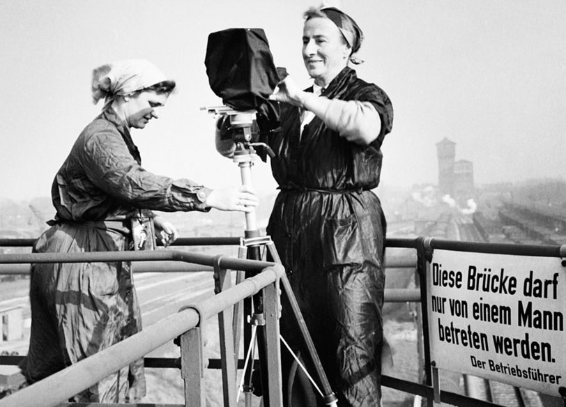 Ruth Hallensleben bei der Arbeit. Fotograf:in unbekannt