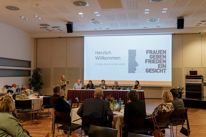 20 Frauen aus allen Teilen Bosnien und Herzegowinas porträtiert, die ihre persönlichen Geschichten aus dem Krieg und der Nachkriegszeit erzählen.