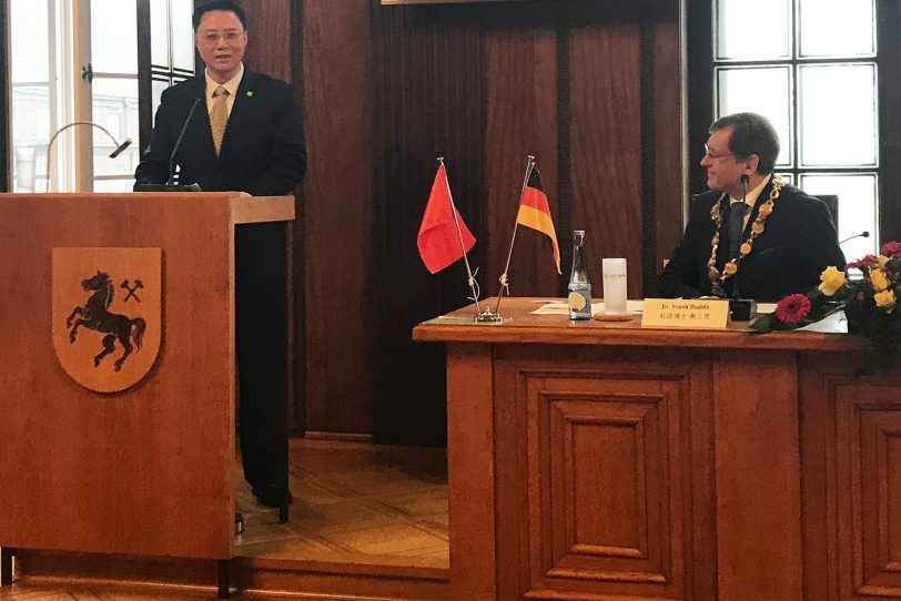 Yu Xiahne (stehend) während seiner Rede. OB Dr. Dudda hört seinen Worten zu.