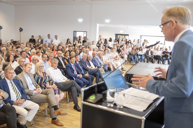 Campuseröffnung der St. Elisabeth-Gruppe an der Widumer Straße in Herne (NW), am Freitag (30.08.2019). Die St. Elisabeth Gruppe – Katholische Kliniken Rhein-Ruhr – investierte am Standort des früheren Marien-Hospitals in Börnig 16,5 Millionen Euro um dort die Aus- und Weiterbildung zu bündeln. In der Krankenpflegeschule wird die Ausbildungen in der Gesundheits- und (Kinder-) Krankenpflege, Altenpflege sowie Pflegeassistenz angeboten. Hinzu kommen die Hebammenschule und die Schule für Berufe im Operationsdienst. Darüber hinaus wird das Ausbildungsangebot um die Berufsbilder der Physio- und Ergotherapeuten sowie Logopäden ergänzt. Hinzu kommt ein umfassendes Weiterbildungsangebot.